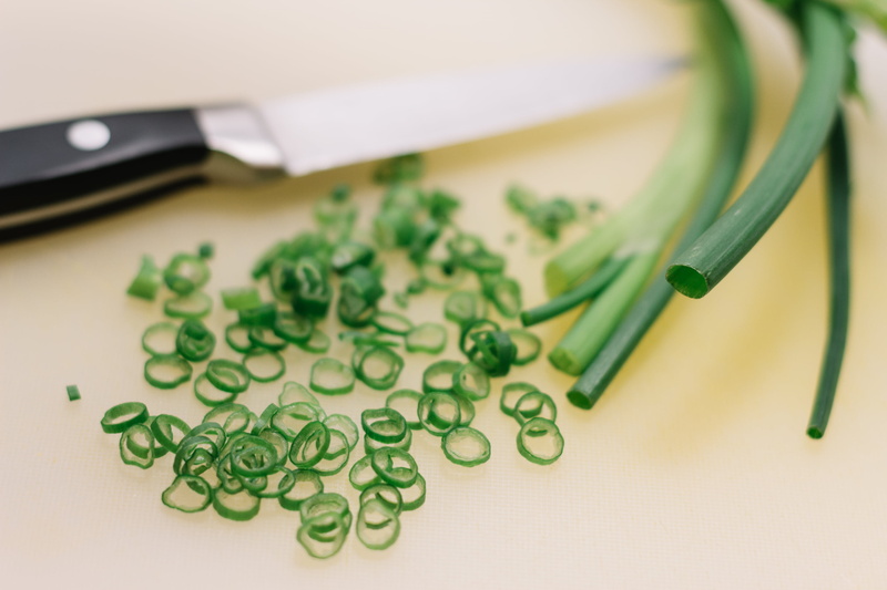kitchen, green onion, indoors, 2K, communication, connection, sliced, selective focus, green color, healthy, no people, creativity, wireless technology