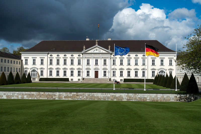 lawn, 5K, grass, cloud - sky, federal president, building exterior, residential district, building, outdoors, plant, germany, flag, patriotism, built structure