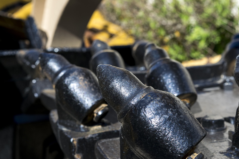 iron, tire, black color, apparel, weaponry, weapon, mode of transportation, military, selective focus, in a row, trencher, hydrant, day, tips, metal, sunlight