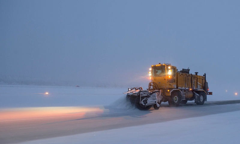 plowing, water, snowplow, land vehicle, nature, night, disc, clearing, road, copy space, truck, outdoors, snowfall, ship, 2K, illuminated, nautical vessel