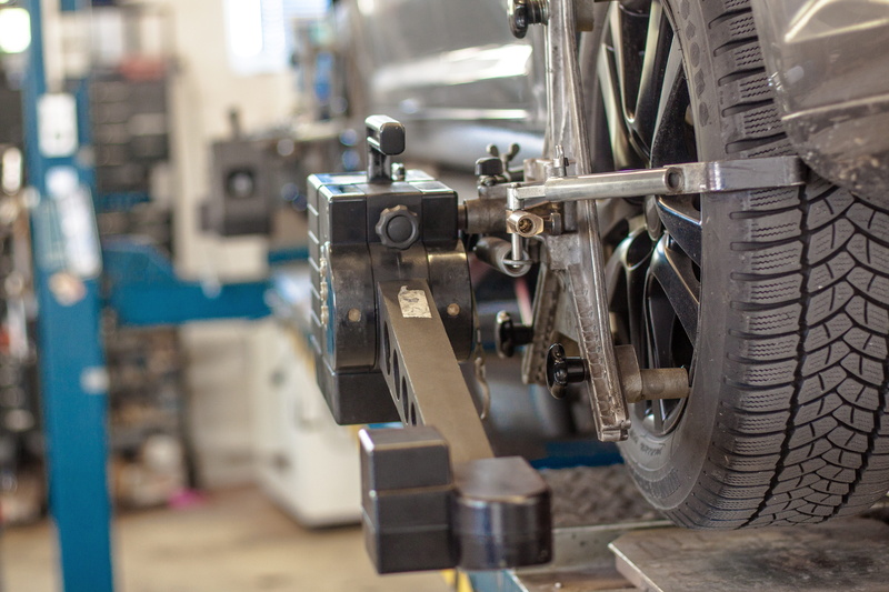 equipment, auto, wheel, transportation, auto repair, auto repair shop, technology, machinery, vehicle, track set, lift, business, car lift, no people, motor vehicle