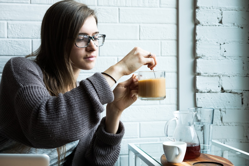 eyeglasses, clear, hairstyle, meal, refreshment, holding, one person, coffee, drinking, 5K, glasses, mug, household equipment, drinking glass, breakfast