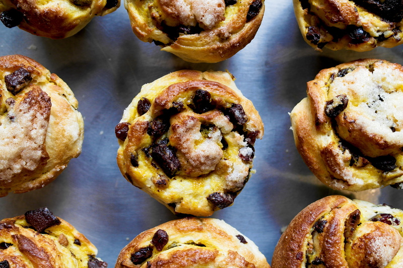 food, indoors, pastelería, dessert, rol, 5K, freshness, cinnamon, high angle view, muffin, in a row, fruit, bake, indulgence, roll, close-up, cupcakes