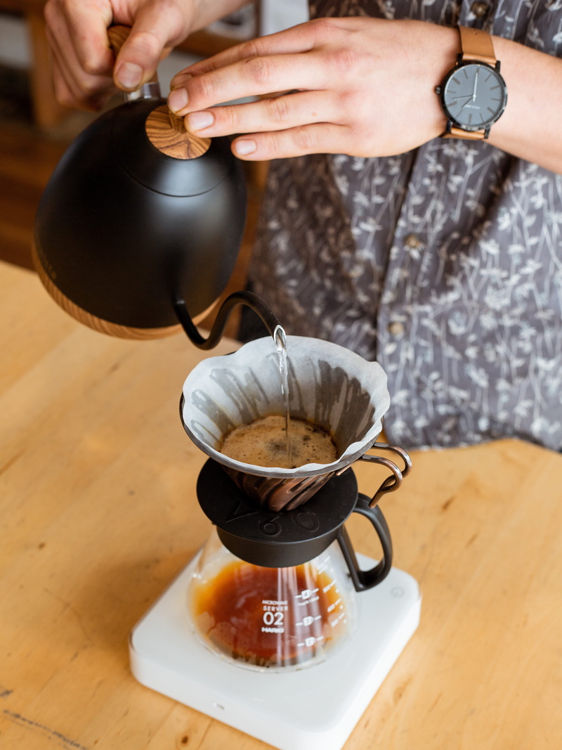 coffee, mug, beverage, midsection, holding, 5K, chemex, latte, person, human hand, food, plywood, confectionery, crockery, pouring, hot drink, coffee cup