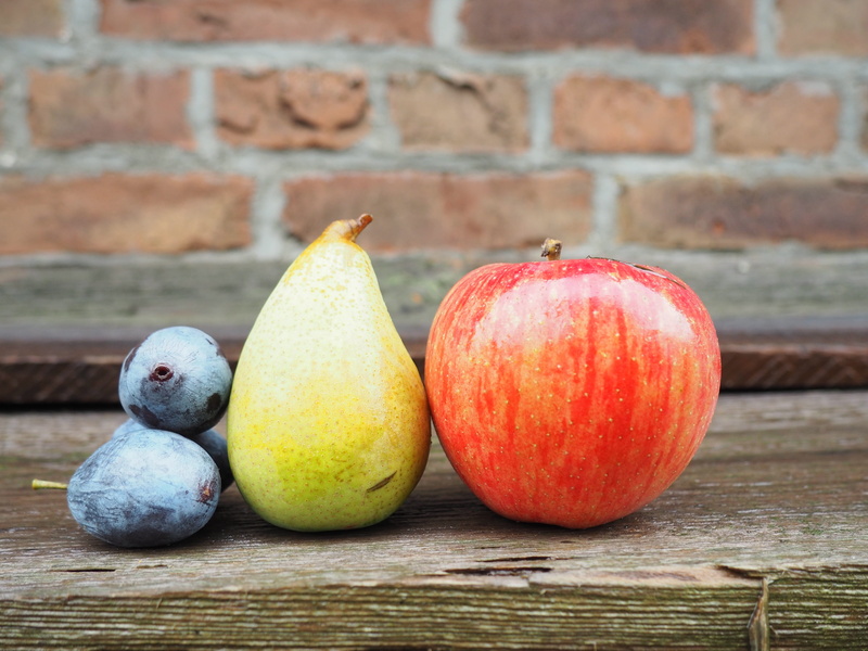 fruit, delicious, brick wall, 4K, apple, wellbeing, no people, close-up, day, brick, frisch, freshness, wall, still life, healthy, apple - fruit, table