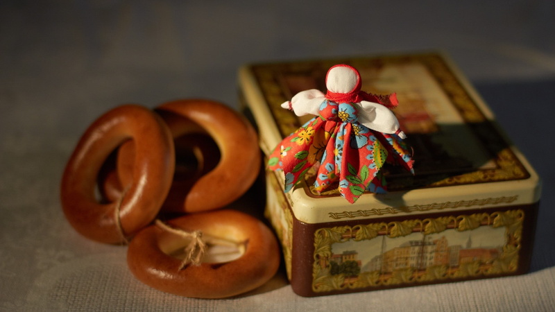 close-up, bagels, indoors, still life, focus on foreground, celebration, box, decoration, ragdolls, closeup, ribbon, table, text, tied up, wood - material