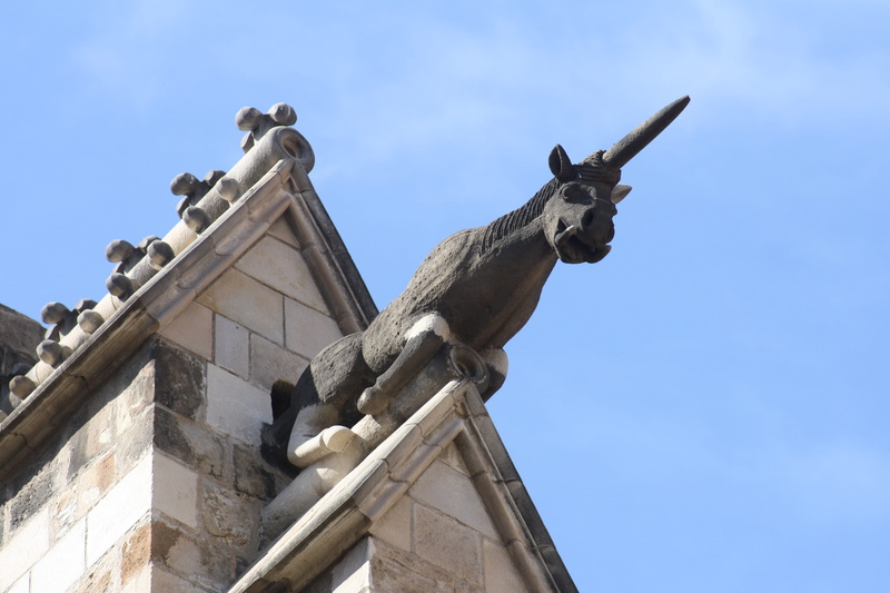 architecture, nature, clear sky, history, belief, spout, gárgola, colector de agua, outdoors, creativity, catedral barcelona, built structure, art and craft