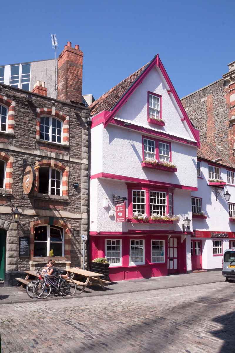 sky, royal road, old, red, outdoors, stone house, window, sunlight, pubs, brick, england, architecture, urban Scene, no people, homes, clear sky, street
