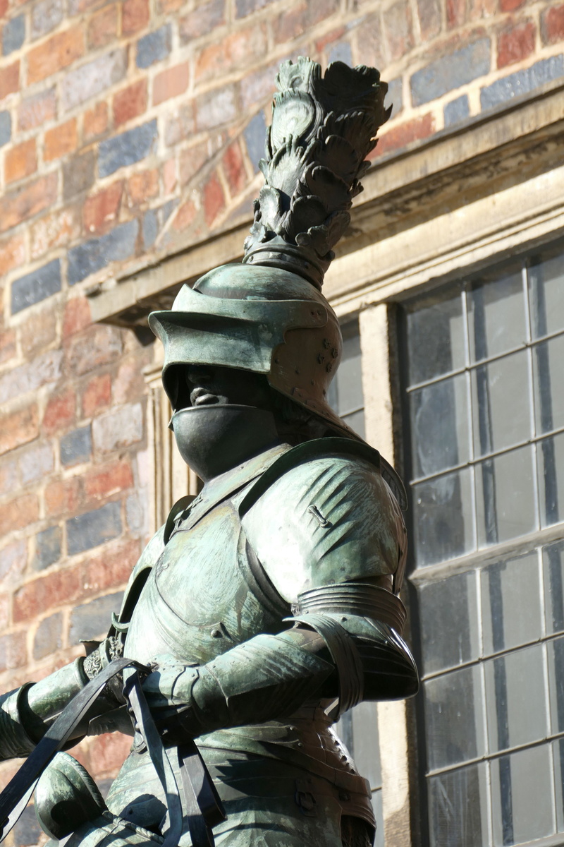 5K, figure, architecture, brick wall, metal, low angle view, weapon, brick, historic center, the past, government, representation, panzer, building, day