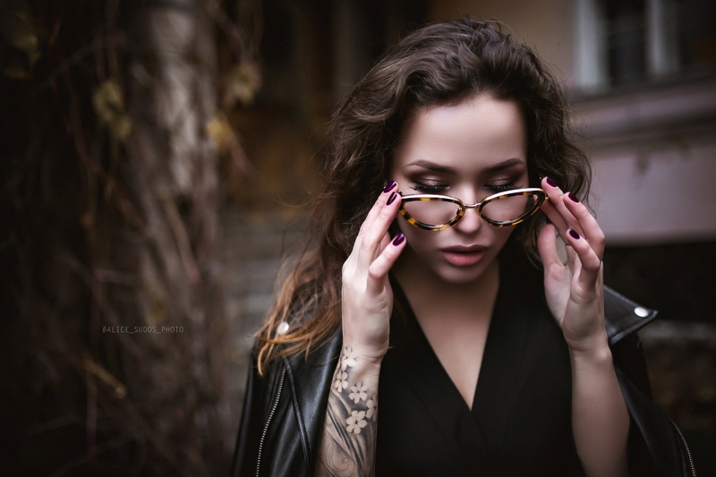 brunette, tattoo, painted nails, women with glasses, women outdoors, dress, portrait, depth of field, model, inked girls, women, outdoors, black clothing
