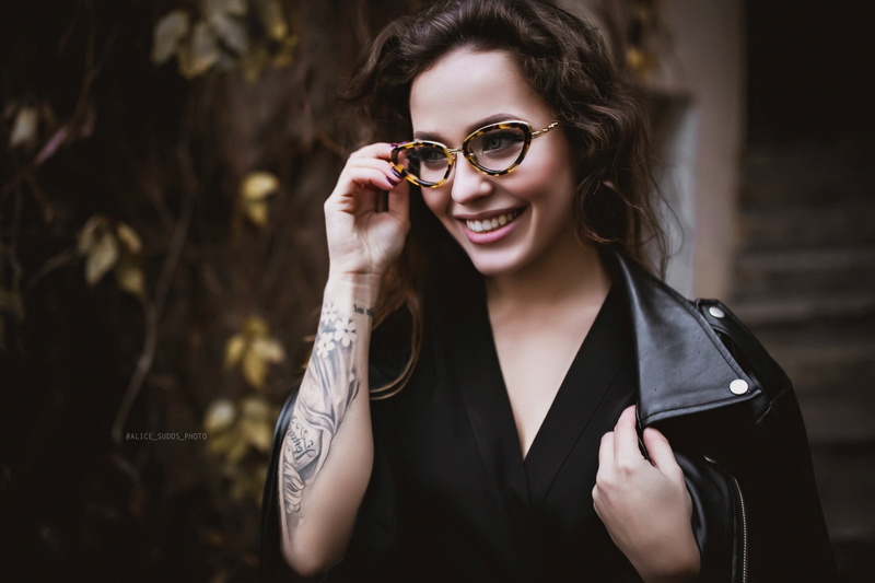 Alice Sudos Photo, model, dress, leather jackets, women outdoors, depth of field, outdoors, inked girls, black clothing, painted nails, women, 2K, glasses