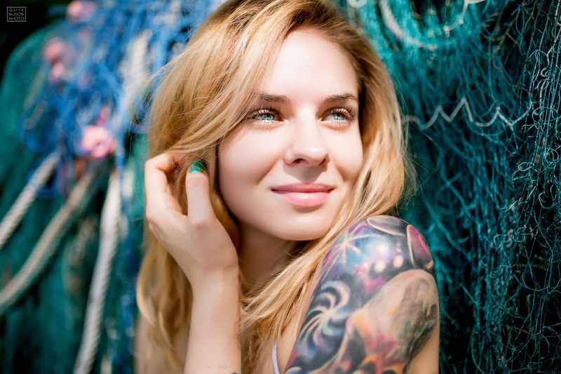looking away, 2K, blue eyes, women outdoors, women, portrait, sunlight, Alice Sudos Photo, bokeh, blonde, bare shoulders, tattoo, face