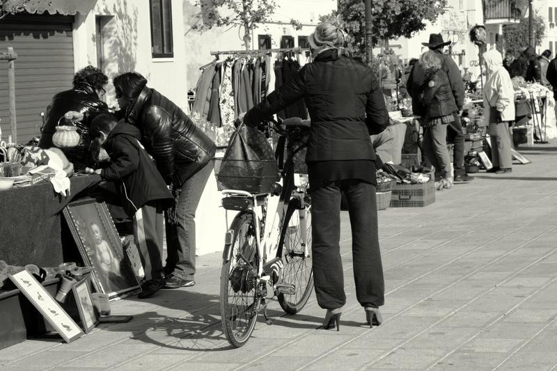bicycle, rear view, fleamarket, day, large group of people, good bargain, building exterior, women, crowd, full length, people, transportation, lifestyles