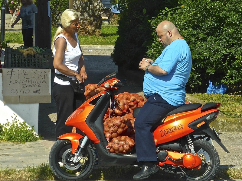 full length, sale, shopping, group of people, sunlight, bargaining, outdoors, males, bargain, land vehicle, potatoes, females, buy, 2K, purchase, real people