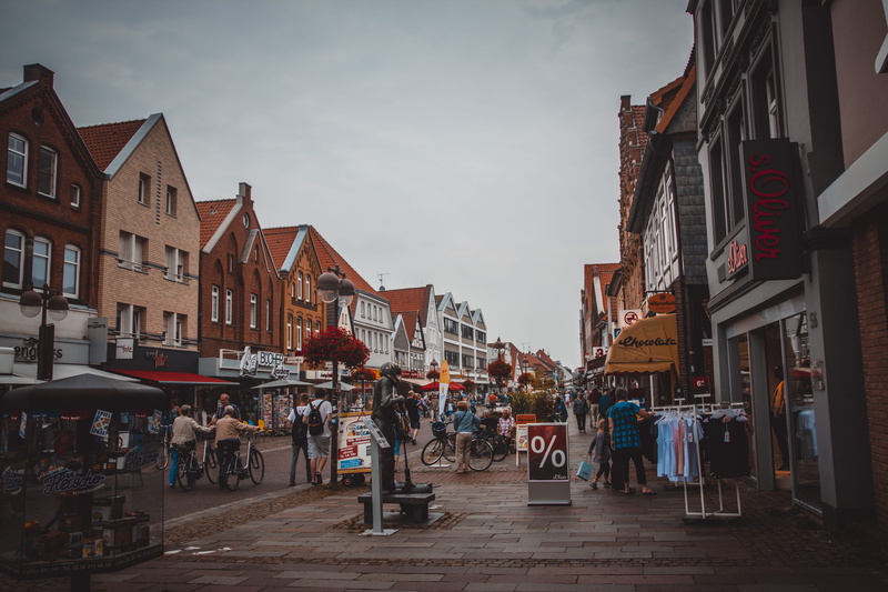bargain, the way forward, adult, 5K, real people, commerce, walking, building exterior, outdoors, sale, group of people, signage, buildings, crowd, town