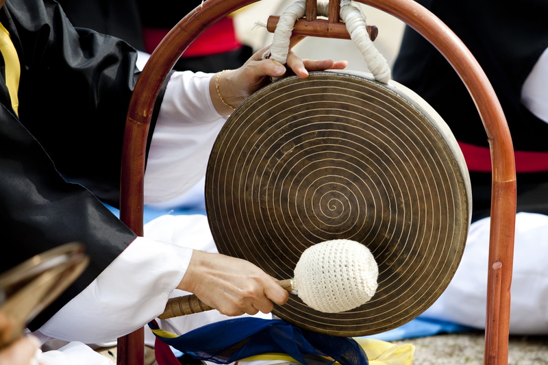 men, close-up, jing, skill, holding, hand, human hand, occupation, midsection, preparation, hat, one person, 2K, clothing, fan, rites failed, samulnori
