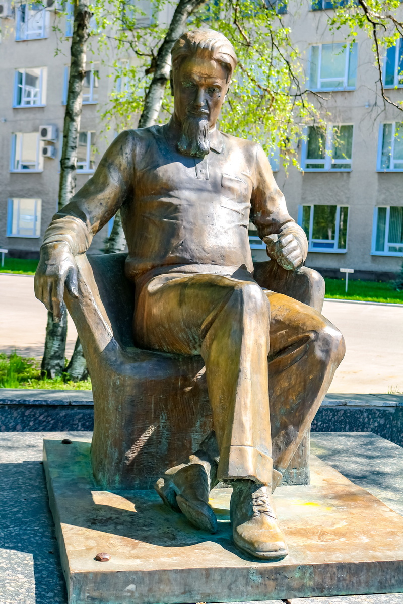 outdoors, representation, 5K, day, scientist, art and craft, city, human representation, built structure, creativity, park - man made space, obninsk, architecture