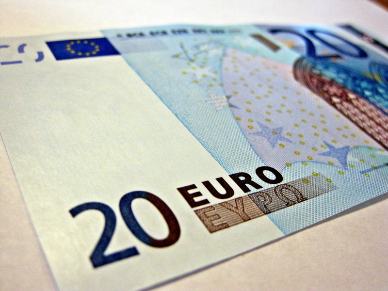 banknote, finance, selective focus, business, technology, currency, group of objects, studio shot, money, 2K, macro, euro Symbol, still life, extreme close-up