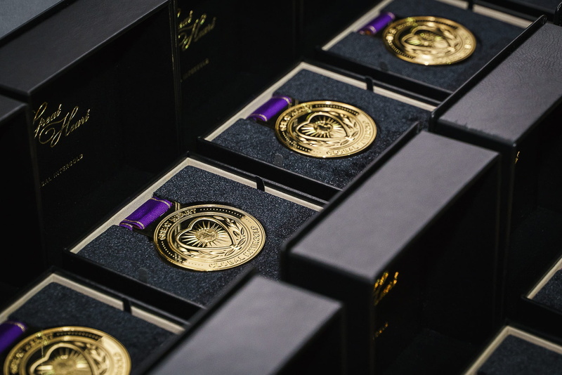 gold shop, metal, gold bars, 1080P, great, 1kg, heart, great heart, indoors, medal, studio shot, history, finance, gold is money, the past, bar, retro styled