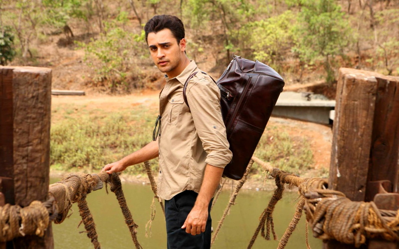 bollywood, khan, wood - material, standing, duffel, gori, imran, three quarter length, holding, Bollywood Movies, Movies, day, outdoors, jacket, young adult