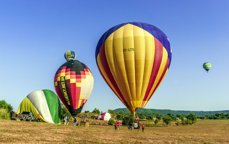 blue, incidental people, clear sky, intrepid, land, freedom, balloon, helium, air vehicle, transportation, multi colored, colorful, weightless, sky, balloons
