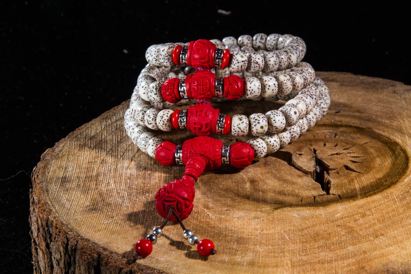 decoration, 5K, nature, male likeness, table, jewellery, no people, pearl, art and craft, christmas decoration, close-up, jewelry, indoors, still life