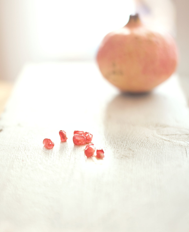 pink, focus on foreground, ripe, white color, no people, pomelo, fruit, kernels, 1080P, wellbeing, white, pomegranate, plant, healthy eating, blur, indoors