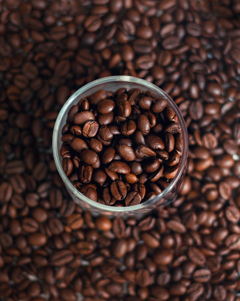roasted coffee bean, drink, large group of objects, morning, food and drink, coffee, indoors, roasted, cup, brown, high angle view, 2K, kernel, food, no people