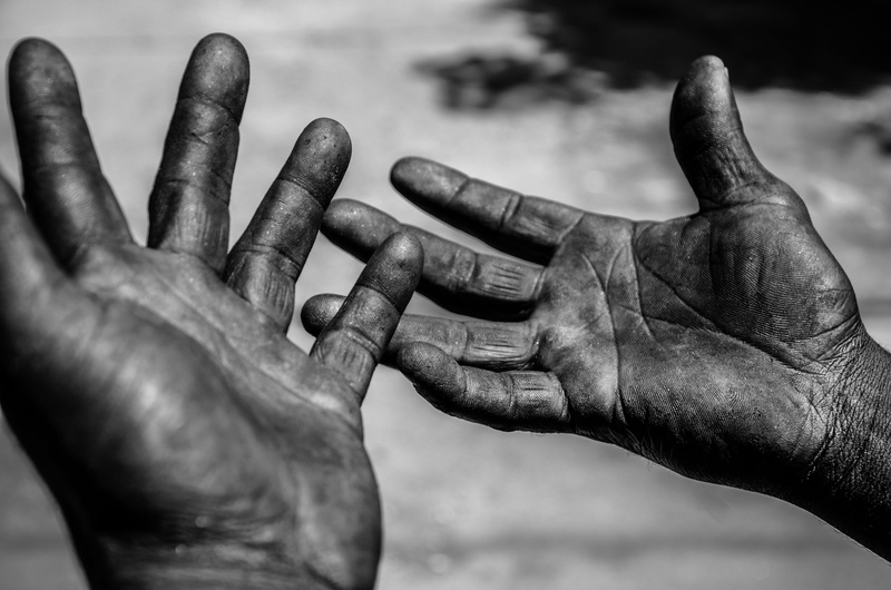 hand, human finger, physical injury, worker, hands, human joint, 4K, males, dirt, s, dirty, senior adult, human body part, human limb, pain, work, people