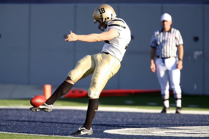 football american, playing, competition, motion, athlete, outdoors, adult, punt, american football, people, pigskin, kick, ball, rivalry, american football field