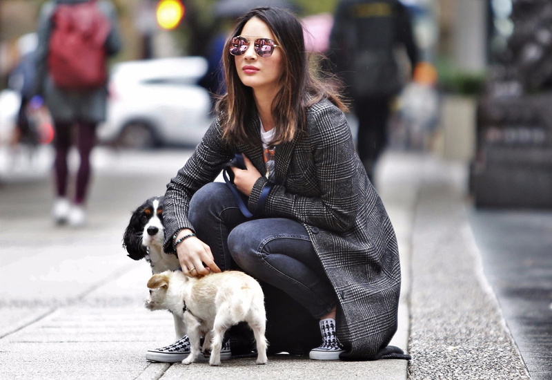 actress, dog, lipstick, Olivia Munn, women, 720P, street, coats, brunette, jeans, long hair, women with shades, depth of field