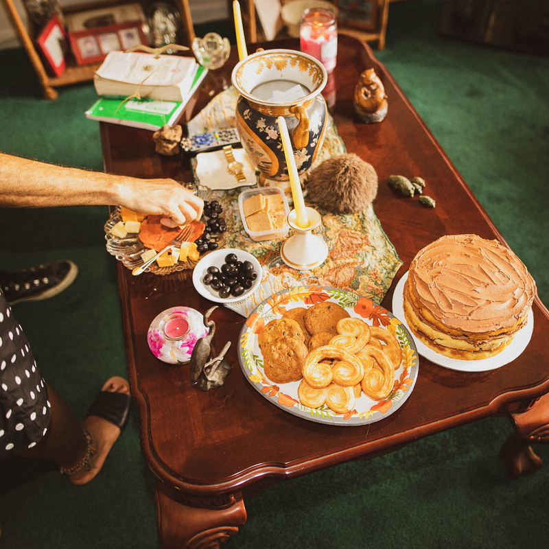dining table, meal, cafeteria, pies, glass, 2K, ready-to-eat, tortilla, people, burger, dish, stew, men, furniture, high angle view, restaurant, candlestick
