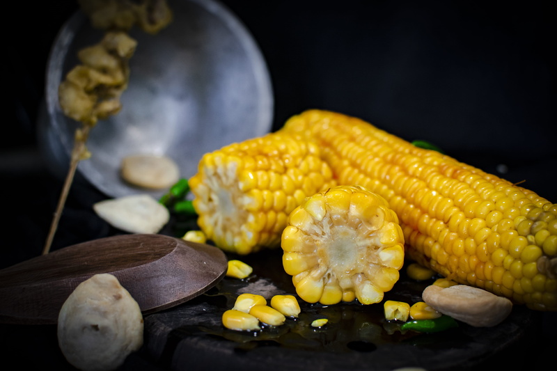 no people, corn on the cob, indoors, close-up, preparation, vegetarian food, selective, food, pita, vegetable, food and drink, three, focus, confectionery
