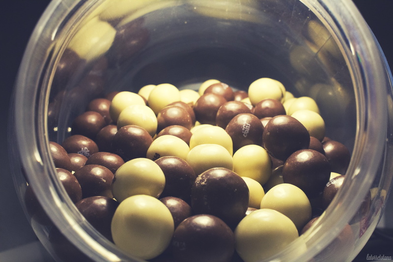 black, bowl, jar, white, indoors, wall, close-up, focus on foreground, chocolates, no people, glass - material, wellbeing, food and drink, container, fruit