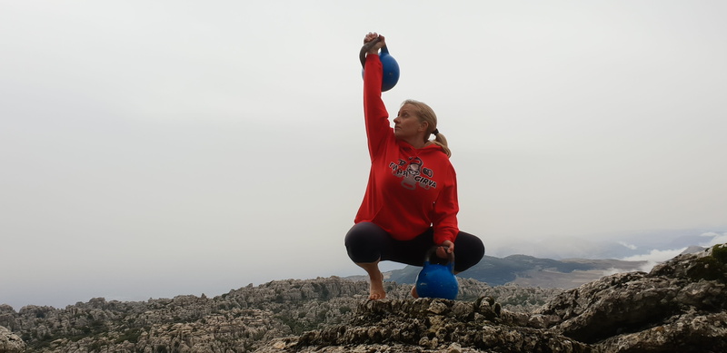 human arm, kettlebell woman, casual clothing, exercising, non-urban scene, anna junghans, beauty in nature, sport, kettlebell, full length, limb, lifestyles