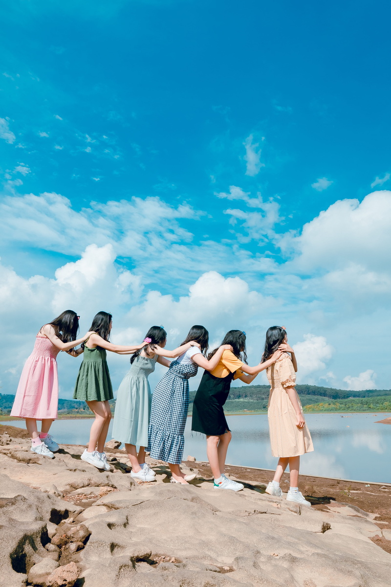 sunny, women, people, real people, nature, standing, togetherness, day, beach, lifestyles, six, men, lake, casual clothing, friendship, full length, 5K