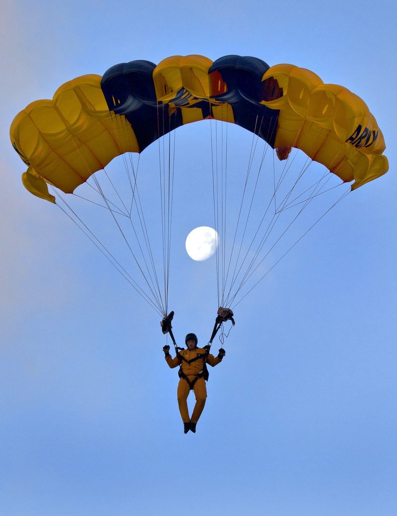 yellow, performance, risk, outdoors, real people, parachute team, parachute, flying, parachuting, sky, day, 1080P, air, jumpsuit, extreme Sports, hobbies