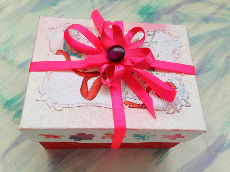 indoors, wood - material, pack, package, wrapping, close-up, box - container, no people, table, holiday, bow, wrapping paper, celebration, tied bow, gift