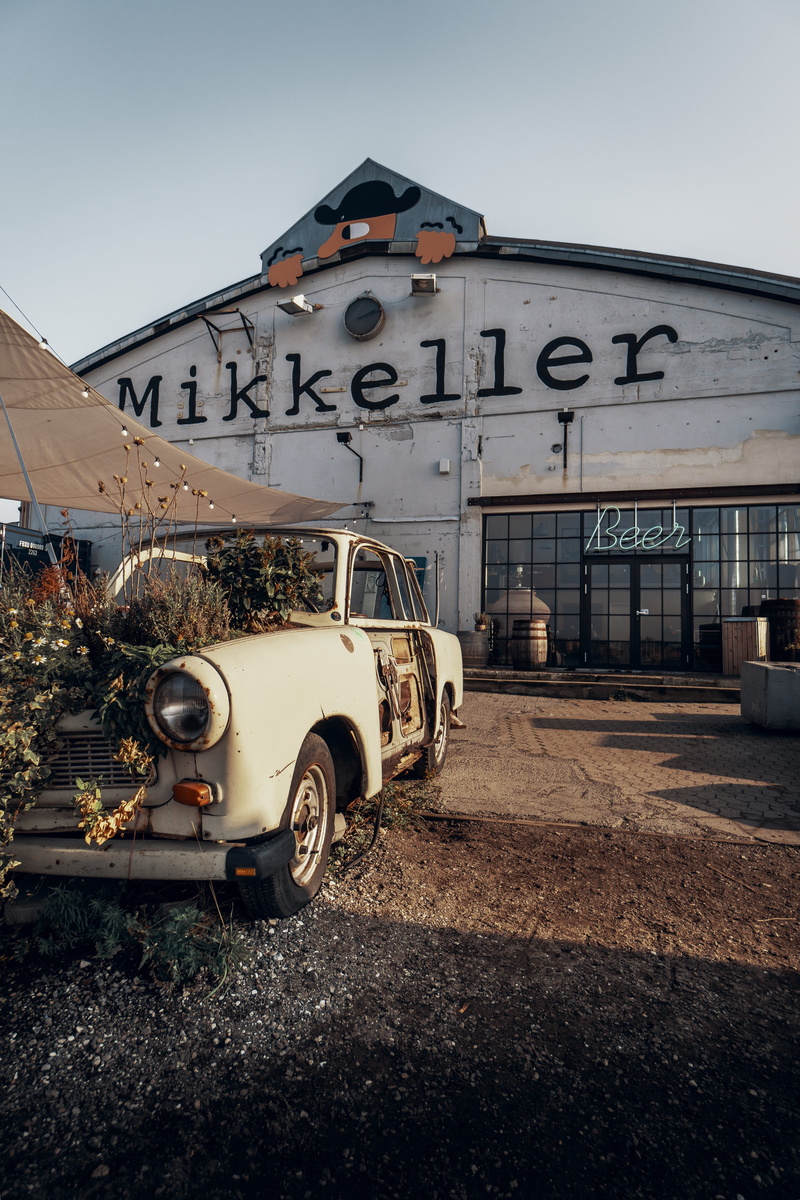 antique car, car, urban, land vehicle, city, mode of transportation, automobile, street, light, clear sky, stationary, day, architecture, road, model t