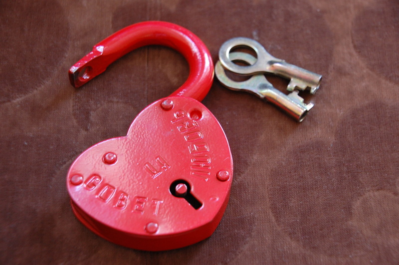 studio shot, still life, old, heart shape, red, 2K, romance, food and drink, Keys, selective, valentines day - holiday, close-up, safety, security, surface
