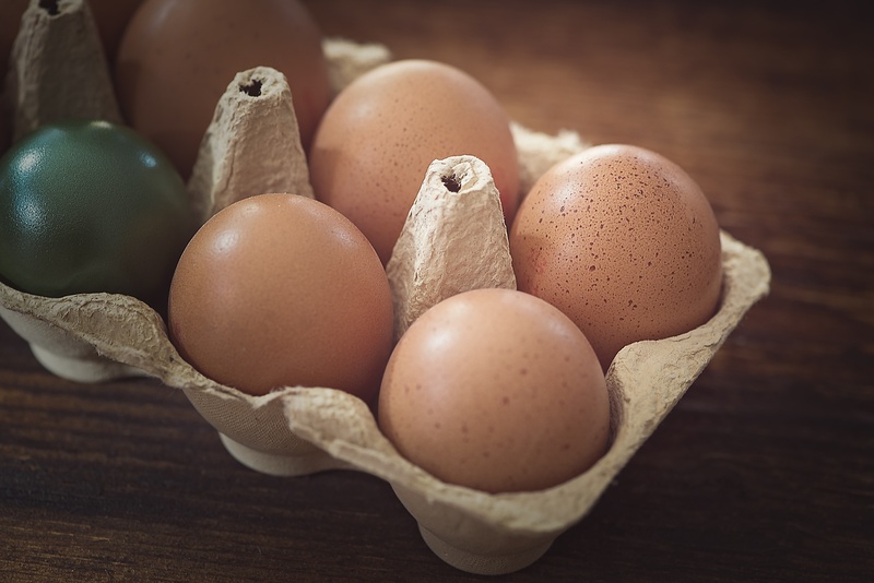 egg, fragility, table, food, group of objects, brown, medium group of objects, wood - material, close, egg carton, still life, chicken eggs, raw food, 1080P