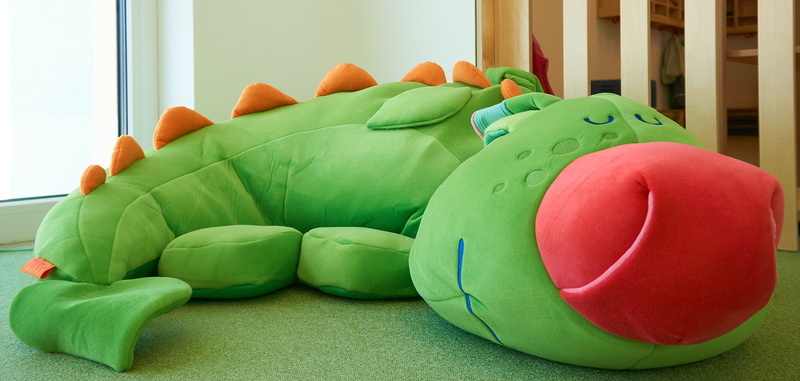 purry, knuffig, no people, baby, soft toy, haba, seat dragon, niedlig, plush, indoors, sweet, kindergarten, animals, family, window, equipment, home interior