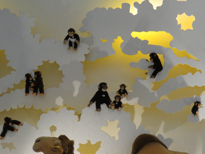 museum, soft toy, snuggle, cuddly, architecture, real people, monkey family, nature, women, lifestyles, group, toys, äffchen, soft, crowd, water, play