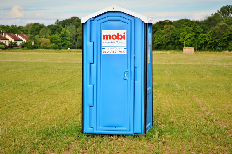 5K, sky, toilet, no people, sign, grass, architecture, klo cottage, plant, outdoors, land, mobile toilet cabin, mobile, environment, day, mobile toilet