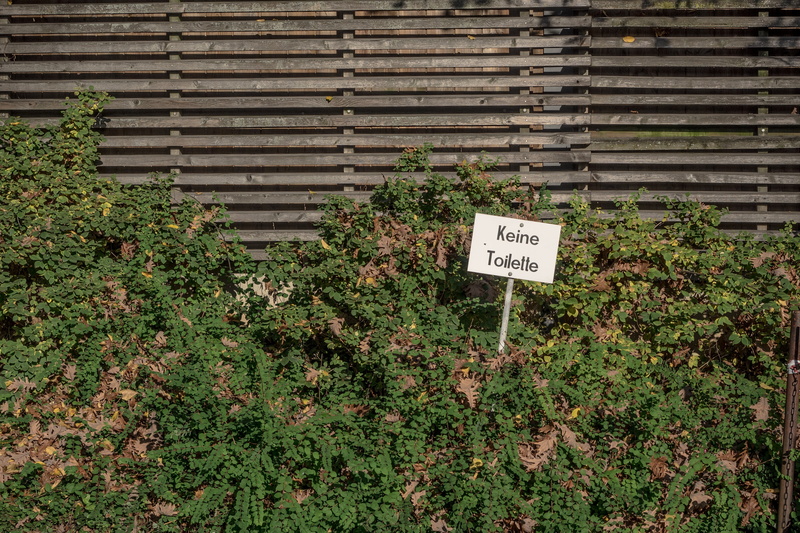 wc, script, front yard, day, garden fence, growth, built structure, communication, architecture, verbotsschild, information, garden, building exterior
