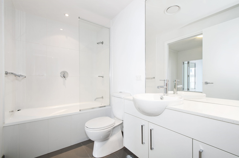 bathroom sink, bath, no people, faucet, basin, jar, sink faucet, home interior, toilet, sink, domestic room, 4K, domestic bathroom, pottery, corner, indoors
