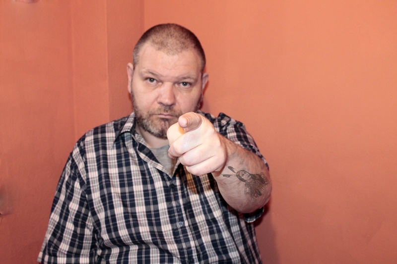 evil, accuse, man, pointing, collared, food, indoors, males, shirt, caucasian Ethnicity, eating, checked pattern, mid adult, looking at camera, drohgebärde