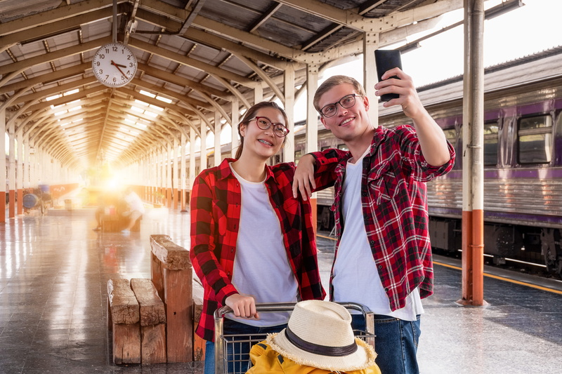 station, smart phone, bench, photo messaging, taking, clock, camera, woman, couple, portable information device, young adult, 5K, two people, adult, urban