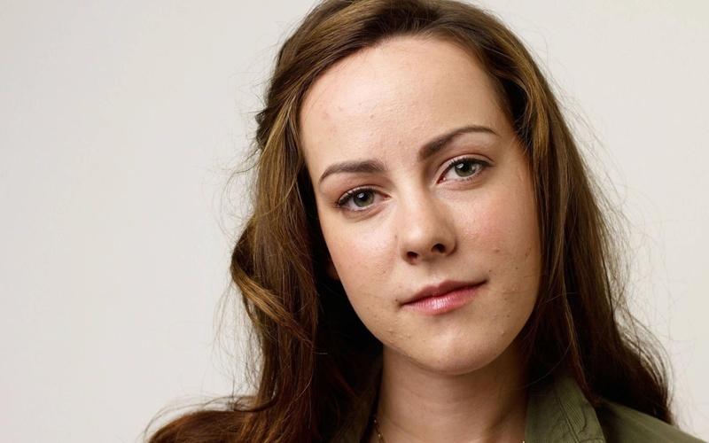 contemplation, brown hair, actress, body part, looking at camera, indoors, women, beautiful woman, front view, portrait, Jena Malone, human face, uncertainty