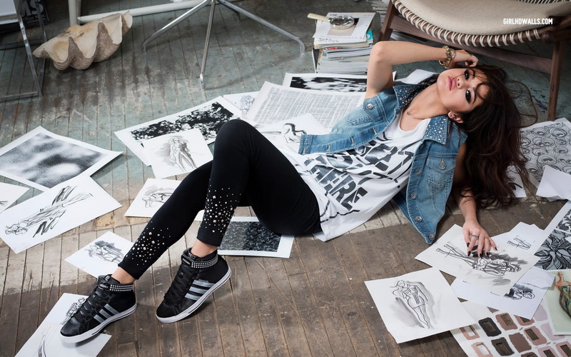 women, one person, leisure activity, young women, sitting, contemplation, adult, table, lying down, indoors, casual clothing, design professional, real people